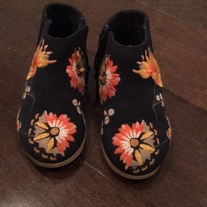 Blue toddler Zara boots with floral design, zipper